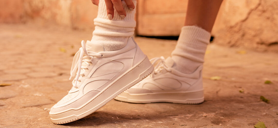 Sneakers store wit schoonmaken